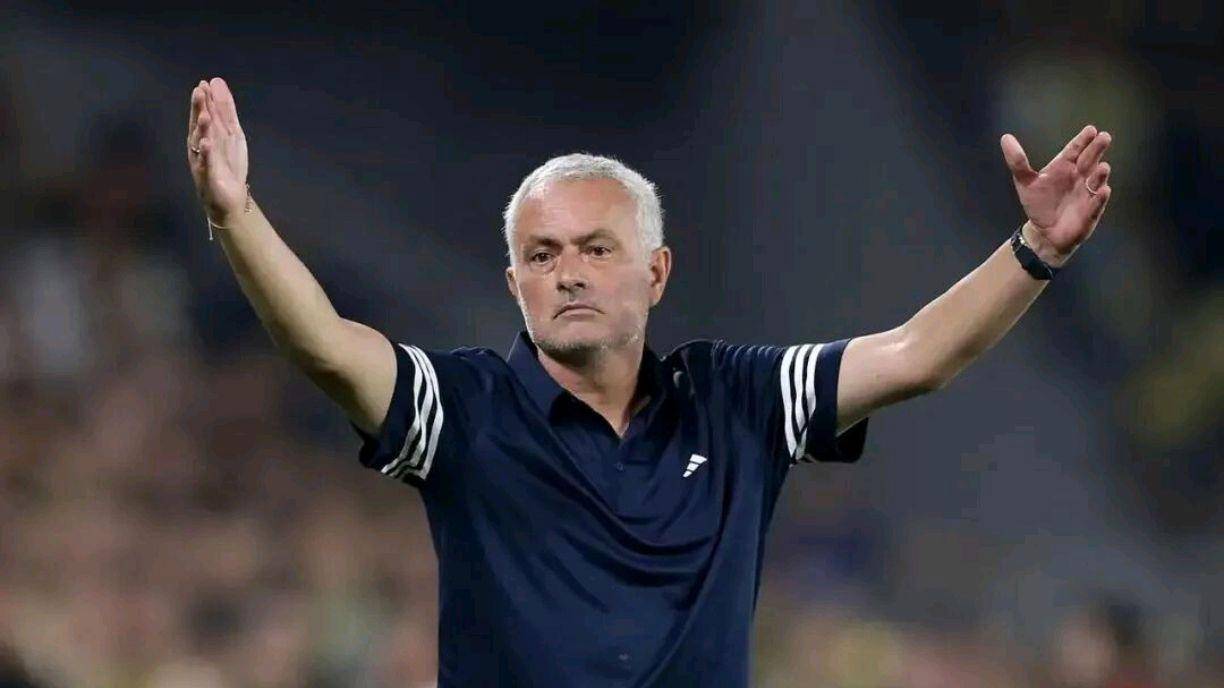 1竞技-重返赛场引爆全场！，Ming意外战胜曼联观众掌声雷动(梅西进球女球迷掀衣庆祝原视频)