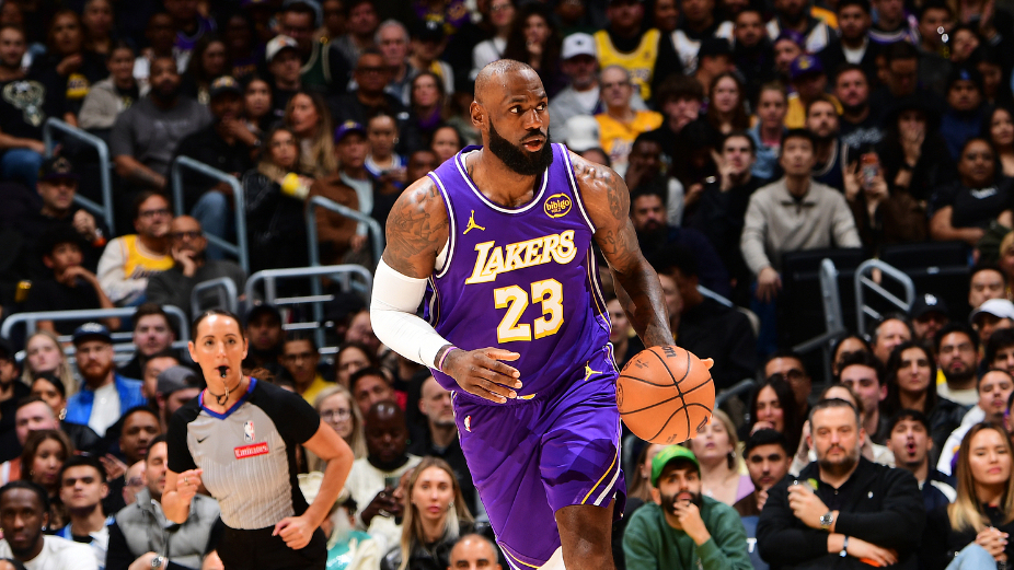 詹姆斯回归赛场，比分优势明显首场状态亮眼，雄鹿观众沸腾！的简单介绍