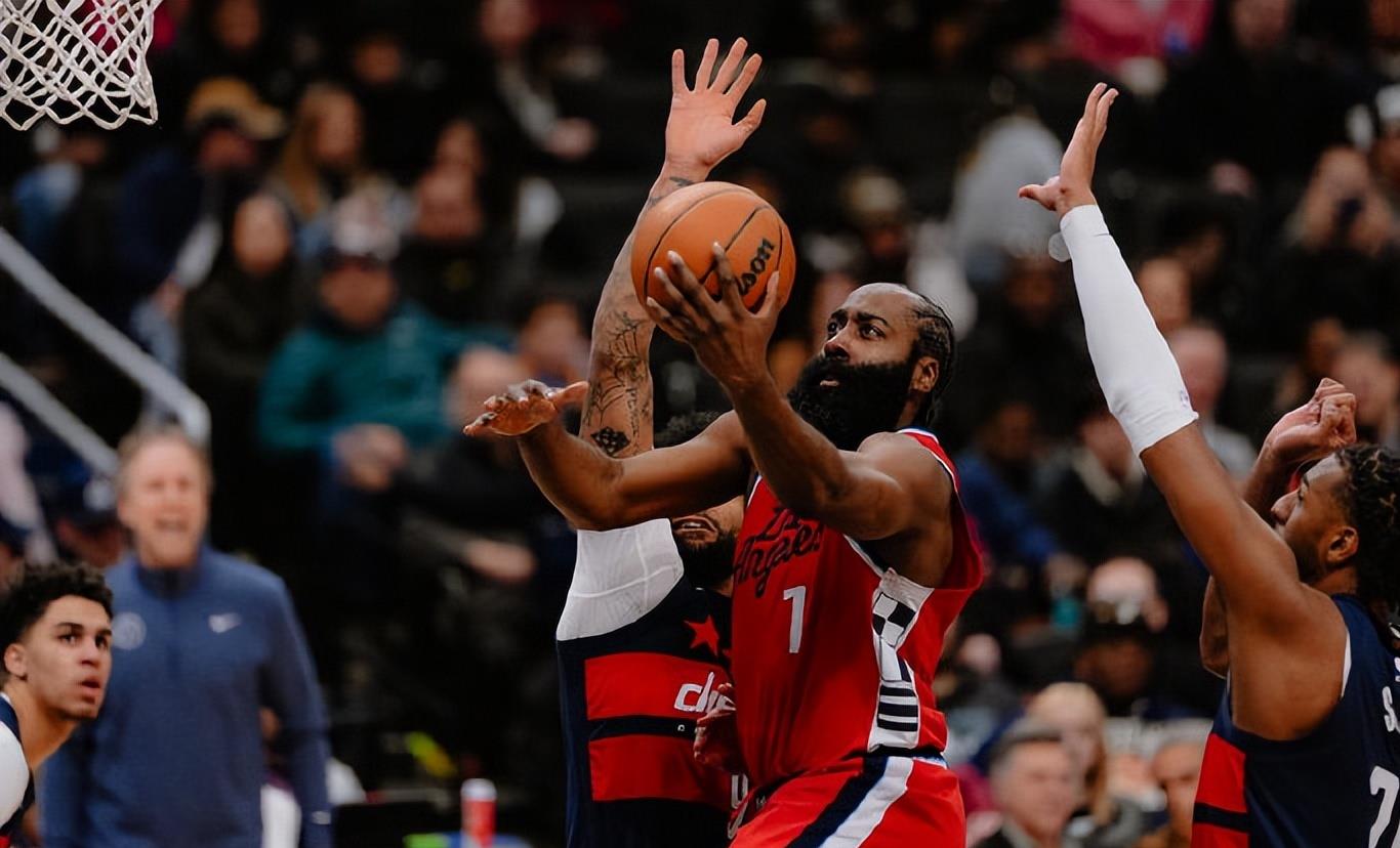 关于哈登连续十五场比赛得分超过大胜，湖人挑战极限！的信息