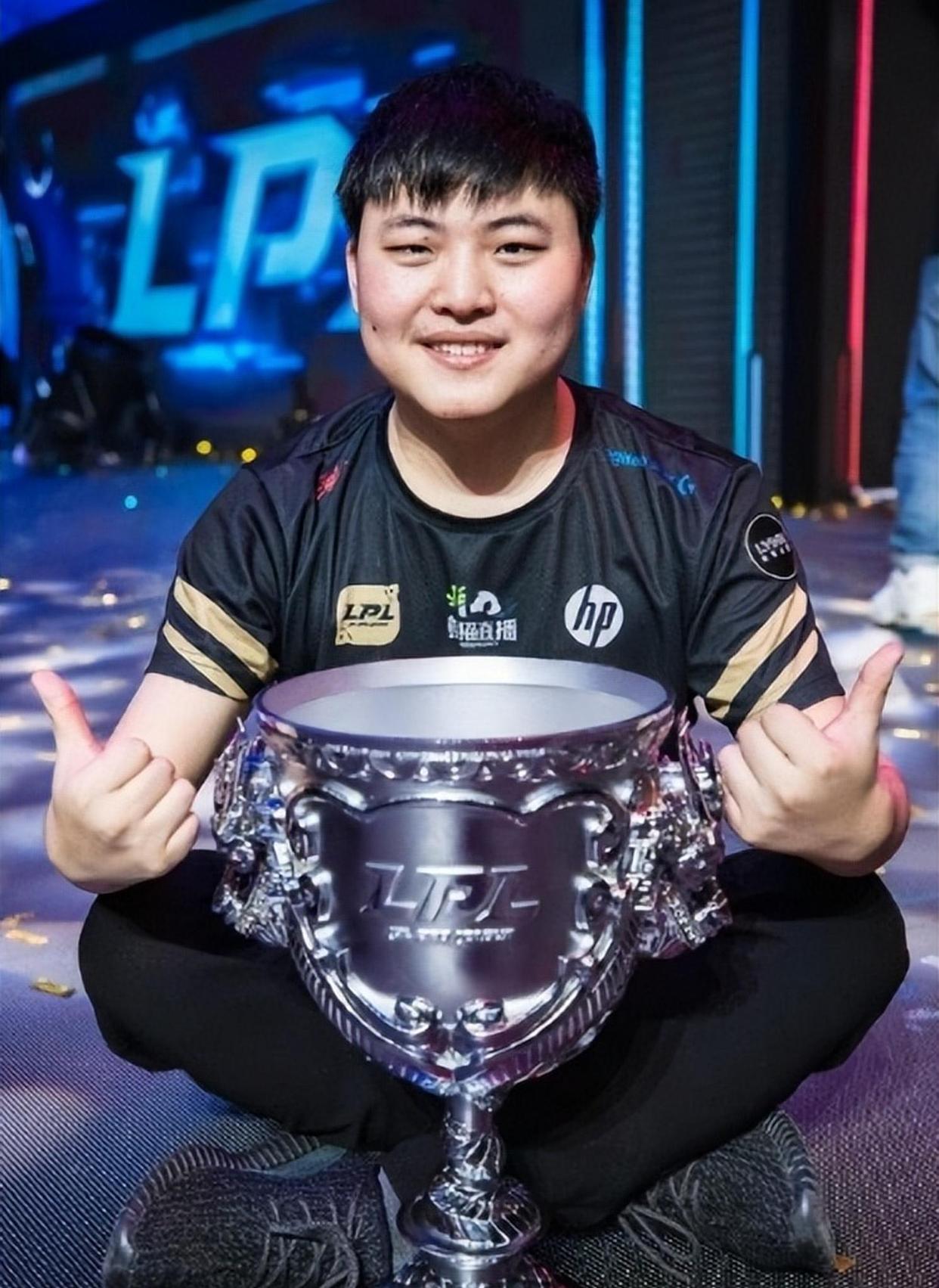 关于Uzi回归赛场，问鼎冠军首场状态亮眼，湖人观众沸腾！的信息